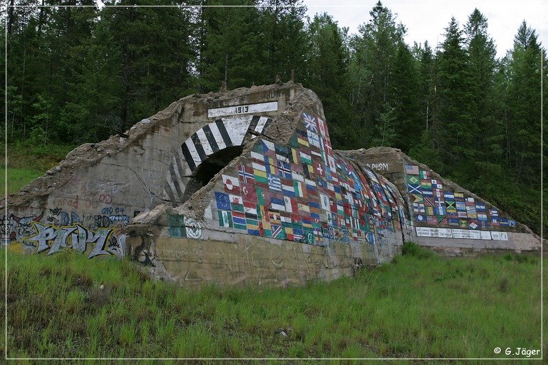 18tunnel_of_flags_01.jpg